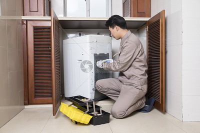 守护家庭洁净 工人家电维修中的洗衣机专业维护